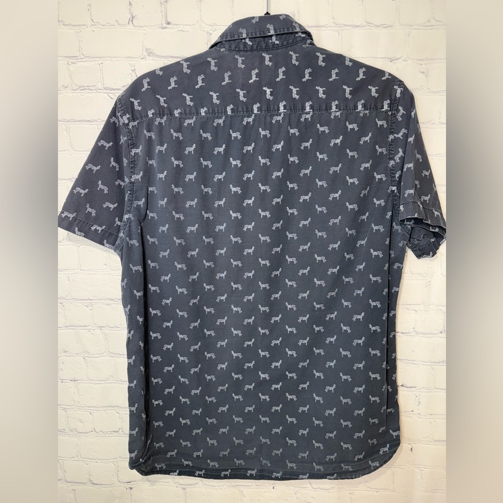 ON THE ROAD Slim Fit size large blue with white zebras short sleeve men’s shirt - Picture 2 of 6